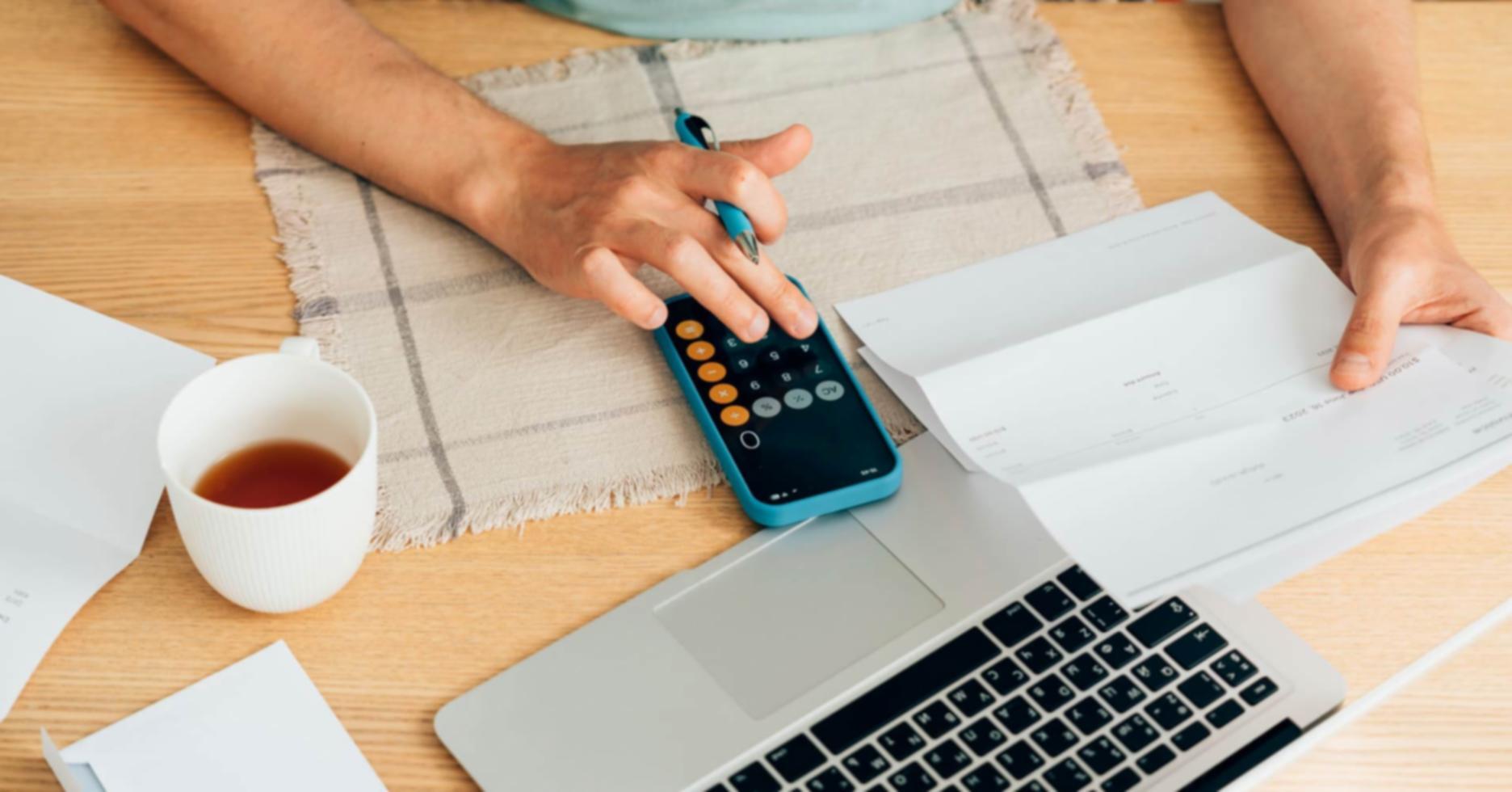 Session d'apprentissage collaborative avec plusieurs participants engagés dans des activités pratiques