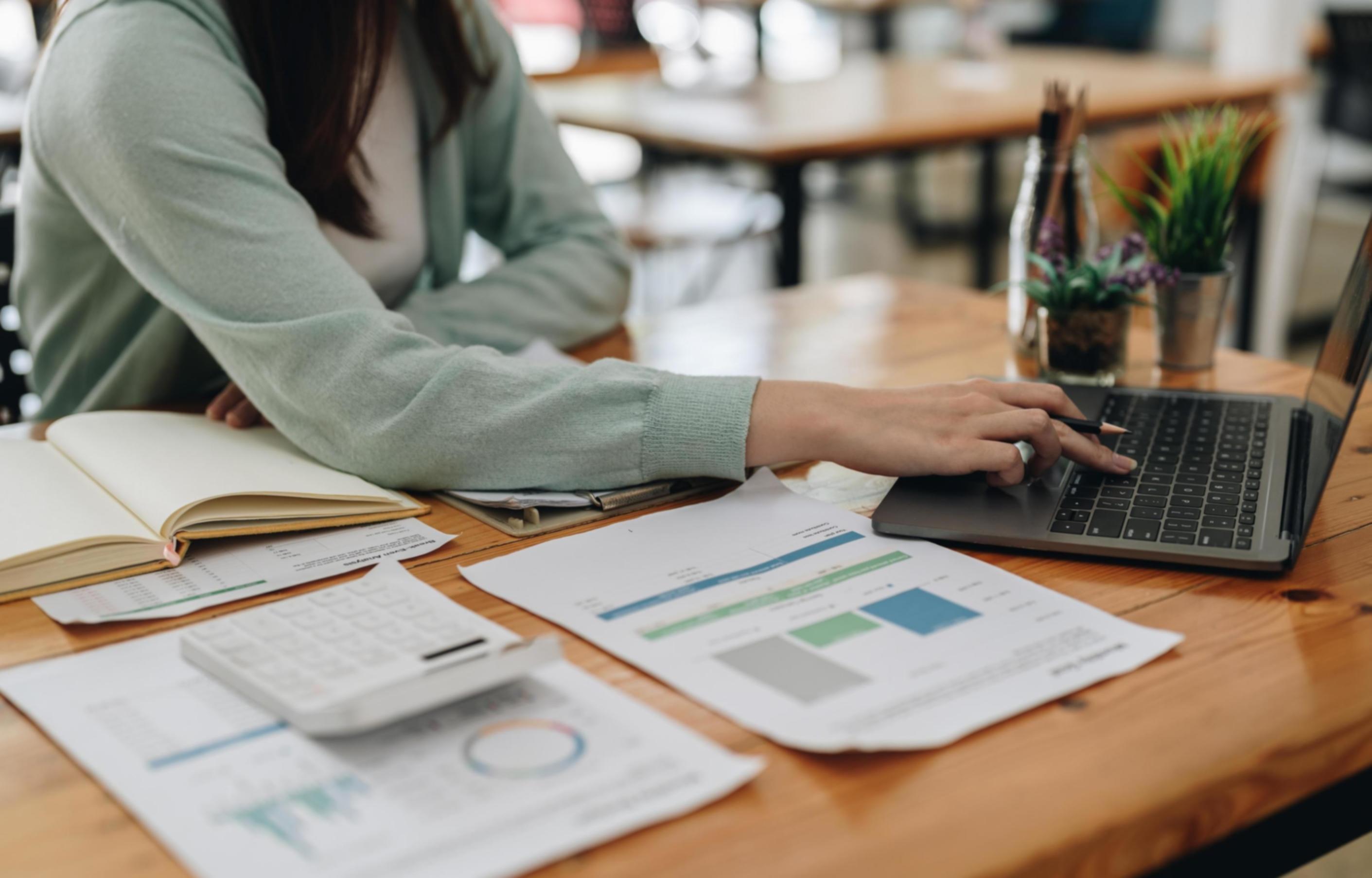 Environnement d'apprentissage collaboratif montrant la diversité des participants et l'interaction avec les instructeurs